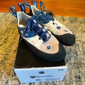 Evolve Skyhawk kids climbing shoes, size 7.5